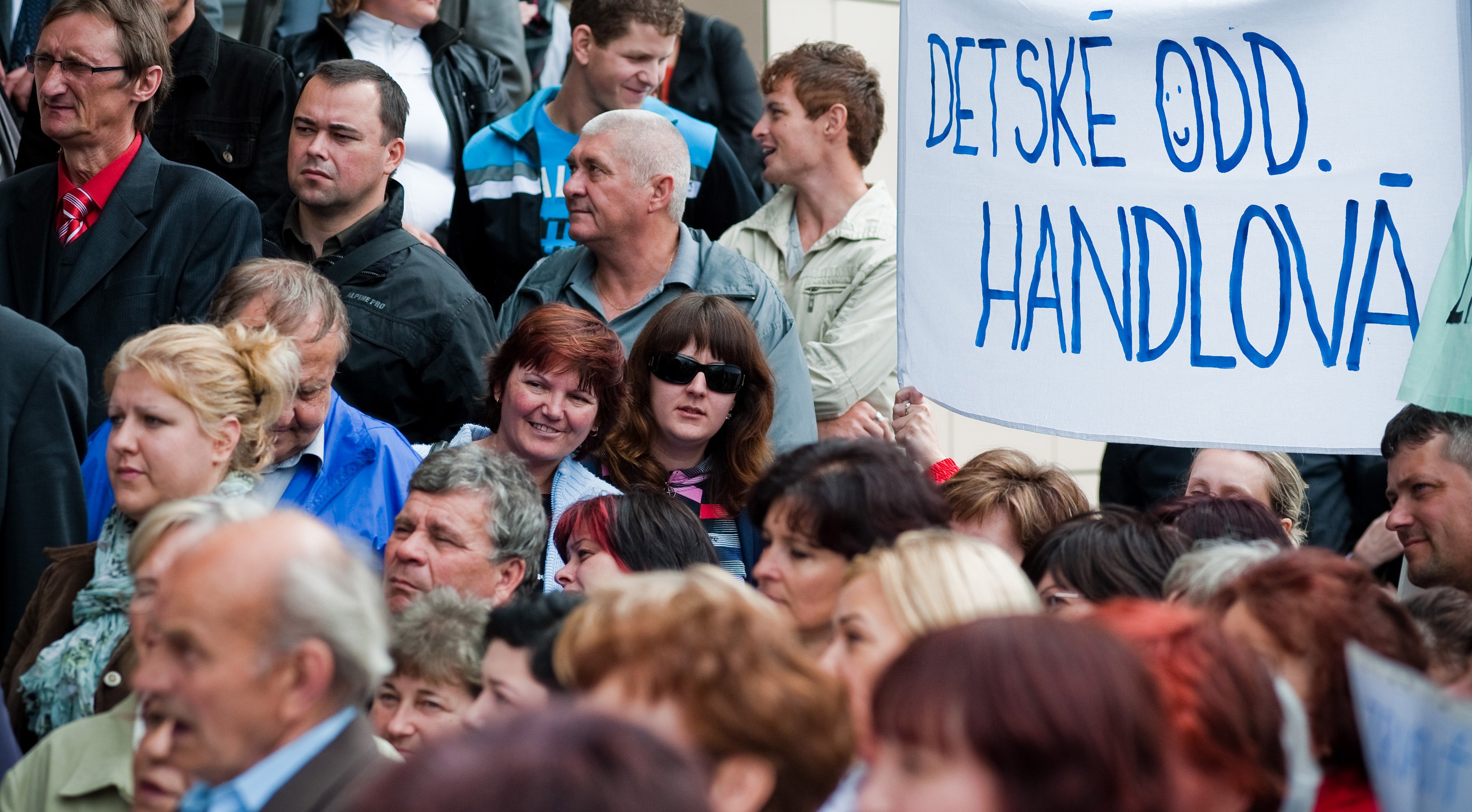 proti rušeniu oddelení v okresoch Partizánske a Prievidza